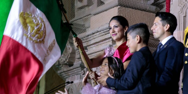 Por vez primera encabeza una Gobernadora las Fiestas Patrias