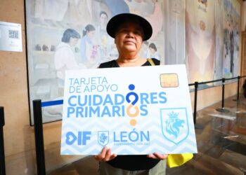 León reconoce y acompaña a cuidadores primarios