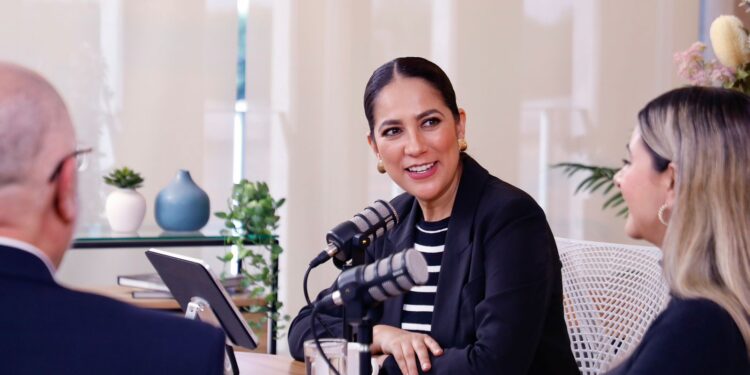 Anuncia la Gobernadora 2 mil becas para mujeres en la UVEG