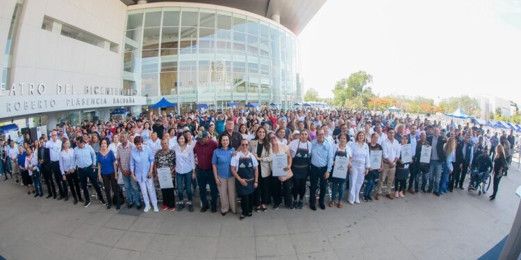 Impulsan a comerciantes de León con apoyos para modernizar negocios y mercados