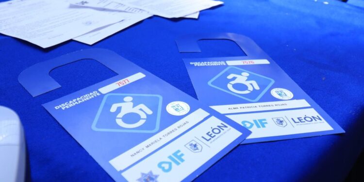 DIF León alerta por venta fraudulenta de distintivos para espacios de estacionamiento inclusivos