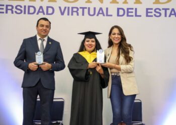 Historias de esfuerzo y superación marcan histórica graduación de la UVEG en Ciudad de México